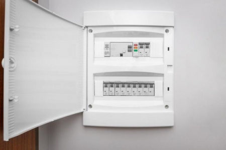 Un entretien r&eacute;gulier de l'installation &eacute;lectrique limite les pannes et les risques au quotidien
